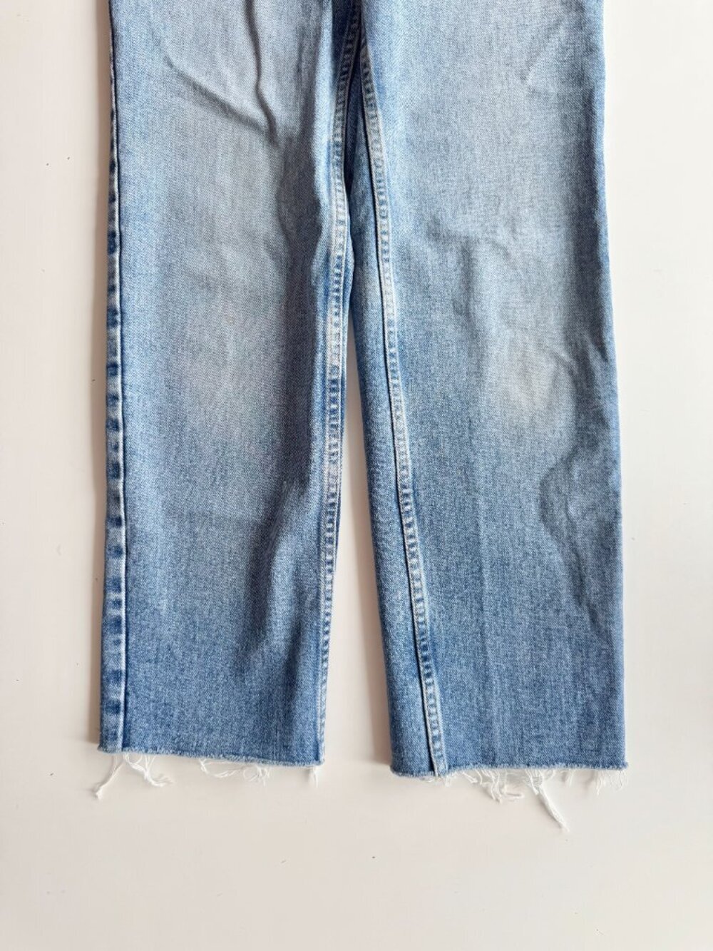 Vintage GUESS Light Rinse Mid Rise Tapered Slim Straight Leg Mom Jeans, Size 26 - Picture 5 of 13
